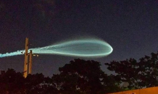 This Guy Pointed his Camera to the Sky in Miami Airport and Caught a UFO
