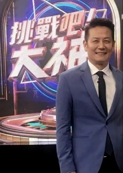 【稚嫩少女】这有点成熟的骚姿势是去哪里学来的呀？还准备了道具自扣 - AV星球
