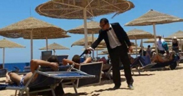 Shocking: Egyptian Waiter Aims Fake Gun at Tourists as a Joke after Tunisian Massacre
