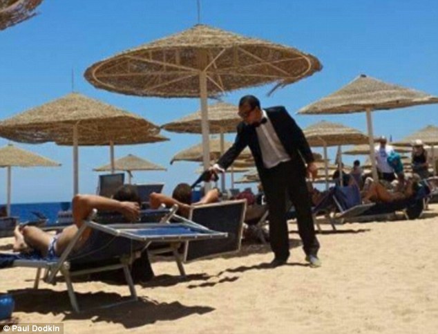 egyptian-waiter-aims-gun-tourist-joke